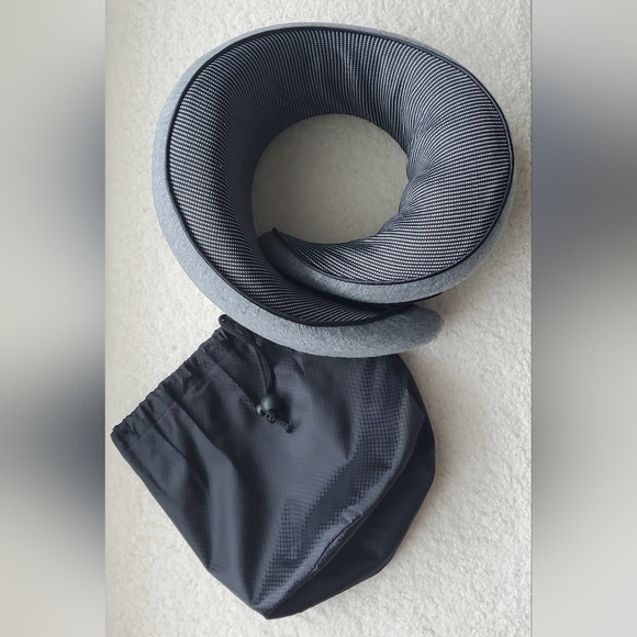 Neck Pillow with Carry Bag - Picture 1 of 8